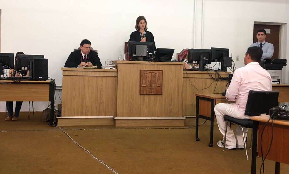 Sessão do Tribunal do Júri começou às 13h e terminou por volta de 23h — Foto: Jaqueline Frizon/TV TEM