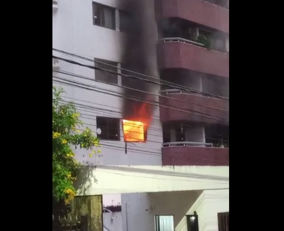 Incêndio atingiu apartamento no bairro da Pituba, em Salvador, nesta quarta (26) — Foto: Reprodução/Redes Sociais