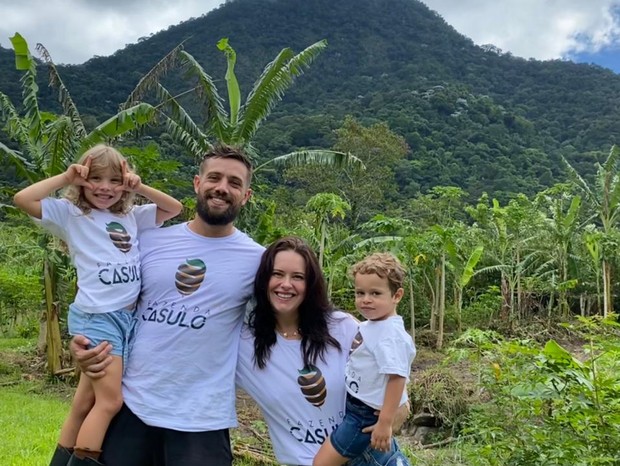 Mari Bridi e Rafael Cardoso com os filhos na fazenda  (Foto: Reprodução/Instagram)
