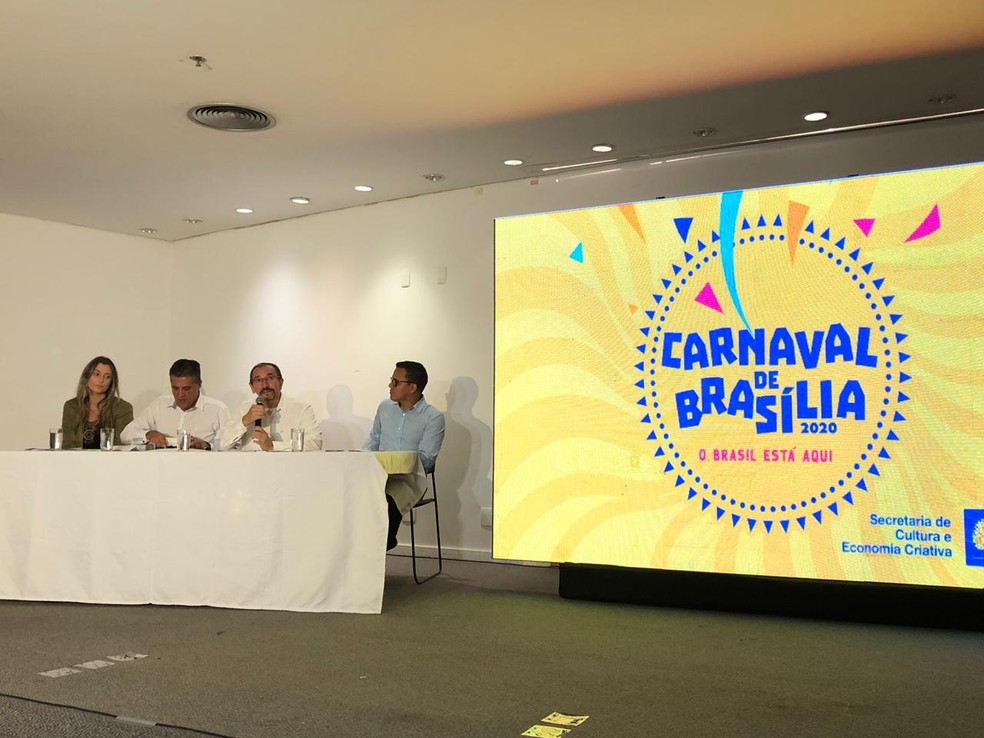 O secretário de Cultura do DF, Bartolomeu Rodrigues, em coletiva de imprensa sobre o carnaval de 2020 — Foto: Luiza Garonce/G1