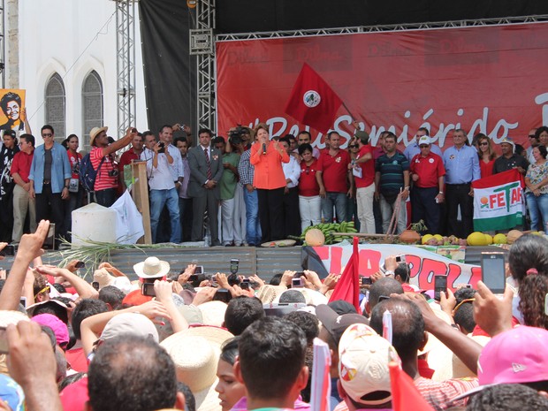 Dilma Rousseff em Petrolina no Sertão de PE (Foto: Juliane Peixinho/ G1)