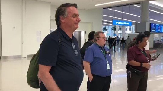 Bolsonaro chega ao Brasil e não deve falar com apoiadores no aeroporto