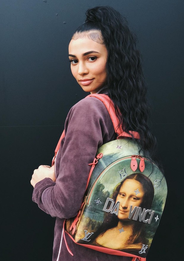Kristen com sua mochila Louis Vuitton x Jeff Koons (Foto: Reprodução/Instagram)