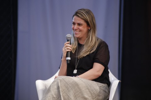Mariana Rhormens (à dir.), head de marketing e comunicação da Havaianas Brasil, participa de talk show sobre internacionalização 