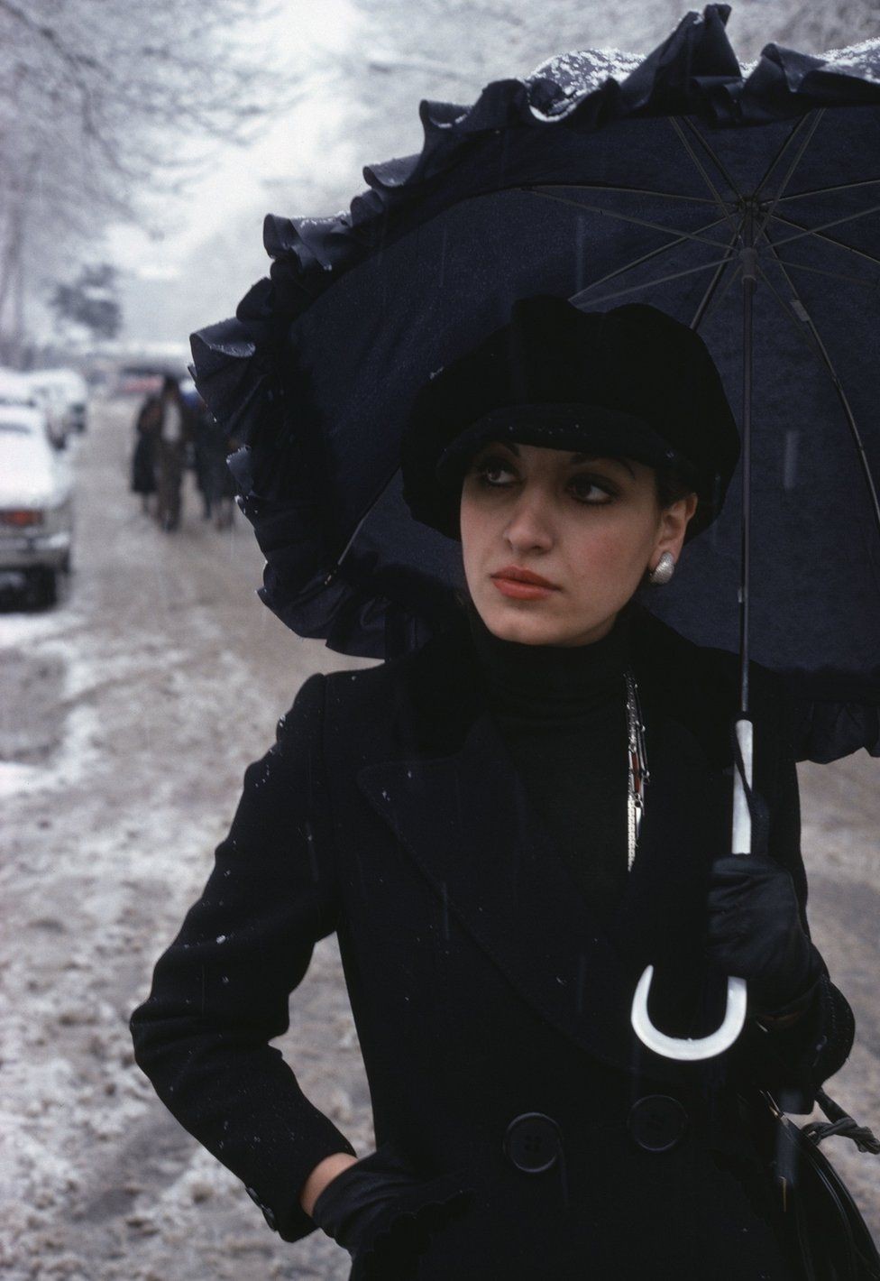 Mulher caminha pela rua em Teerã, em 1976 (Foto: BRUNO BARBEY/ MAGNUM PHOTOS via BBC)