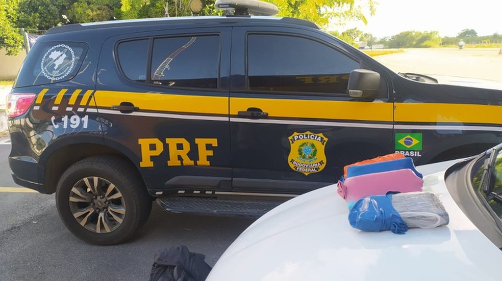 Homem é preso em flagrante por transportar drogas na BR-116 — Foto: Divulgação/PRF