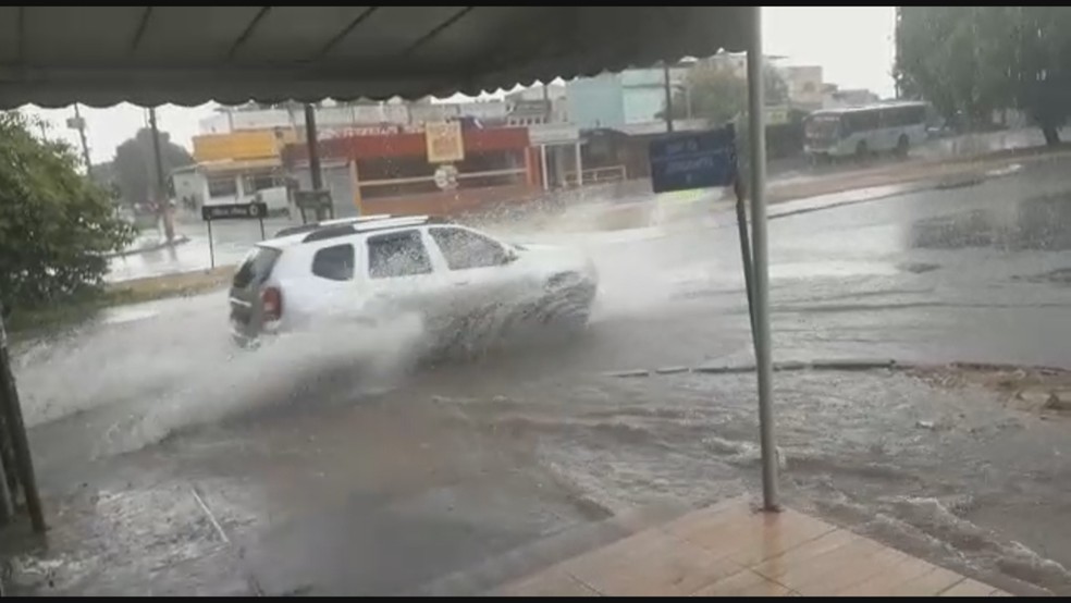 Moradores de Ceilândia registraram enxurrada nas pista da cidade.  — Foto: Arquivo pessoal