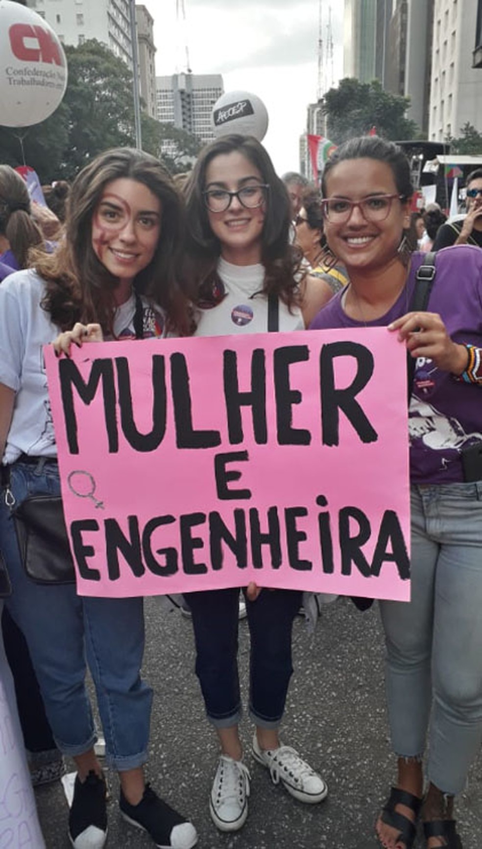 Amigas participam de protesto pelo Dia da Mulher na Paulista — Foto: Lara Pinheiro/G1