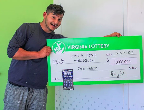 Jose Velasquez com o prêmio de 1 milhão de dólares (Foto: Virginia Lottery)