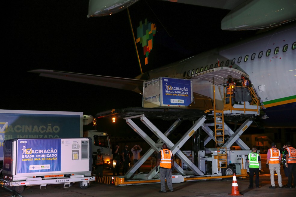 2 milhões de doses da vacina de Oxford são descarregadas no Rio de Janeiro, nesta sexta-feira (22) — Foto: Ricardo Moraes/Reuters