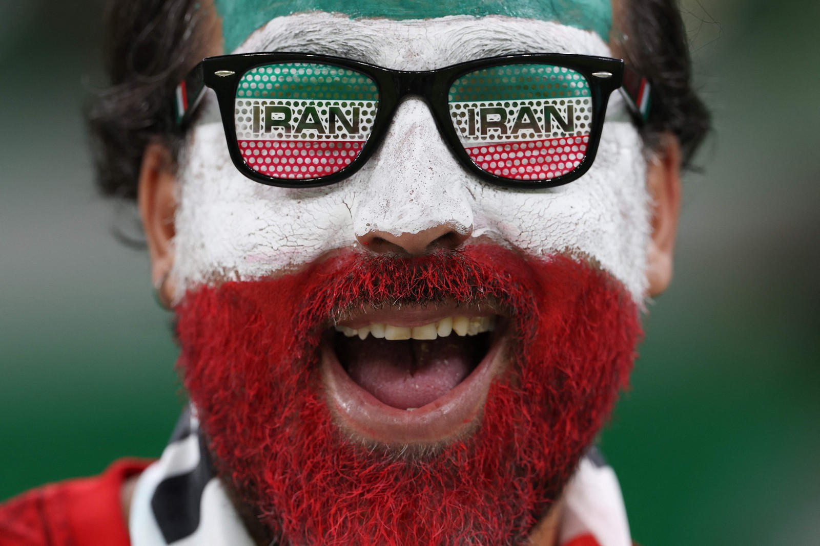 Um torcedor do Irã no Estádio Al-Thumama, em Doha — Foto: Fadel Senna / AFP