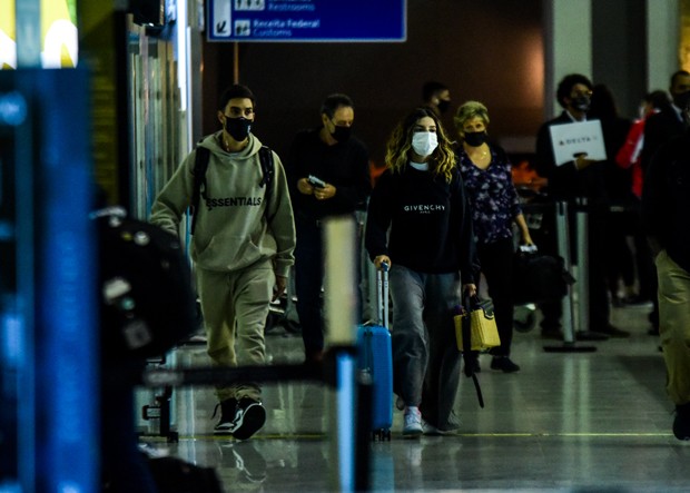 Giovanna Lancellotti e Gabriel David foram clicados aos beijos em aeroporto (Foto: Leo Franco / AgNews)