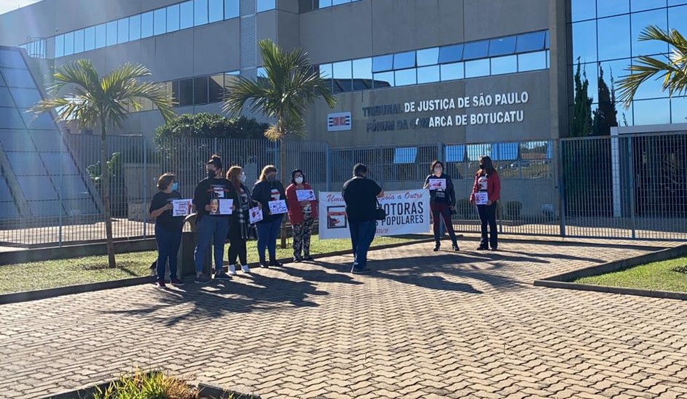 Grupo Promotoras Legais Populares fez ato pacífico em apoio à vítima de feminicídio antes do julgamento no Fórum de Botucatu  — Foto: Gabriela Prado/ TV TEM 