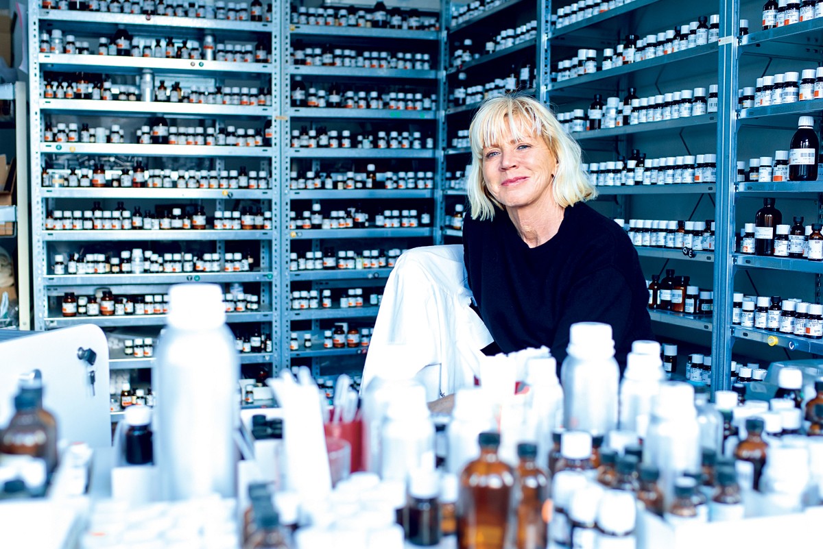 Mundo dos aromas: a cientista Sissel Tolaas em seu laboratório, onde guarda 7 mil frascos de aromas naturais e 5,5 mil de ingredientes moleculares usados para produzir cheiros do mundo. Ela já criou novas fragrâncias para marcas como Adidas, Louis Vuitton e Ikea (Foto: Ivan Pires)