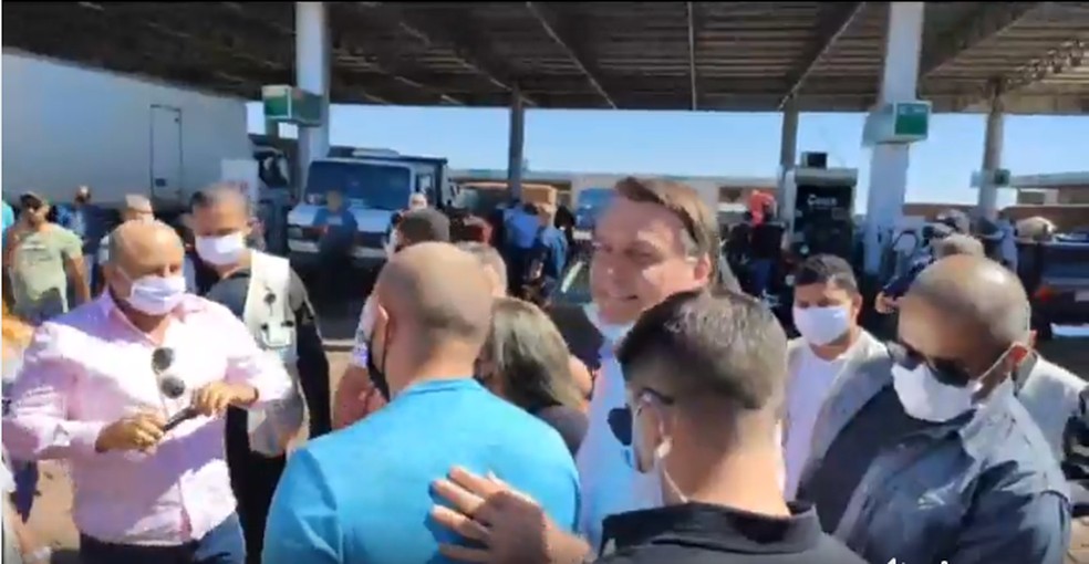 Bolsonaro visitou posto de gasolina às margens da BR-040, em Goiás. O presidente causou aglomerações e, em diversos momentos, puxou a máscara para o queixo, contrariando determinações de autoridades de saúde — Foto: Reprodução