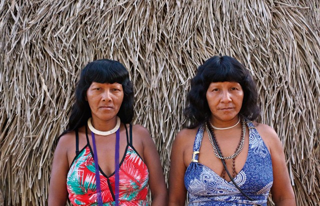 Coré e Magaró Ikpeng, mulheres coletoras da Redes de Semente do Xingu (Foto: Divulgação / Isabel Harari (Isa))