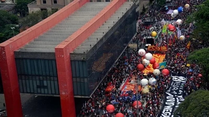 Manifestação em São Paulo, em outubro de 2021, na frente do Masp, na Avenida Paulista (Foto: AFP via BBC News)