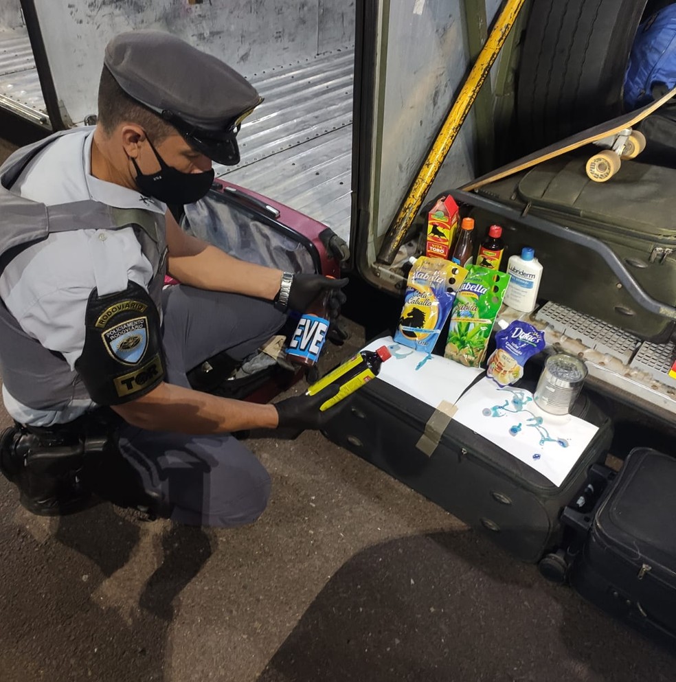 Droga era transportada na forma líquida dentro de embalagens de cosméticos — Foto: Polícia Rodoviária