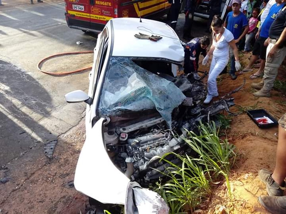 Carro conduzido por jovem que ficou preso Ã s ferragens em acidente na BR-116 em Fervedouro â Foto: Paulo Roberto da RÃ¡dio/ReproduÃ§Ã£o