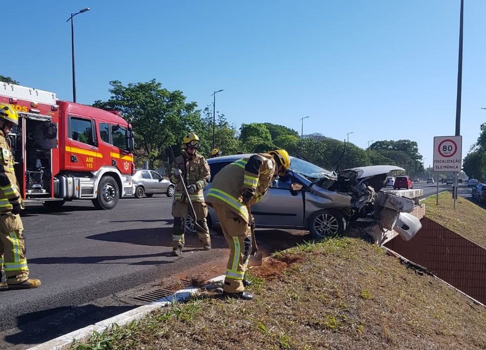Carro se envolve em acidente e bate em mureta de tesourinha da Asa Sul, em Brasília — Foto: Corpo de Bombeiros/Divulgação