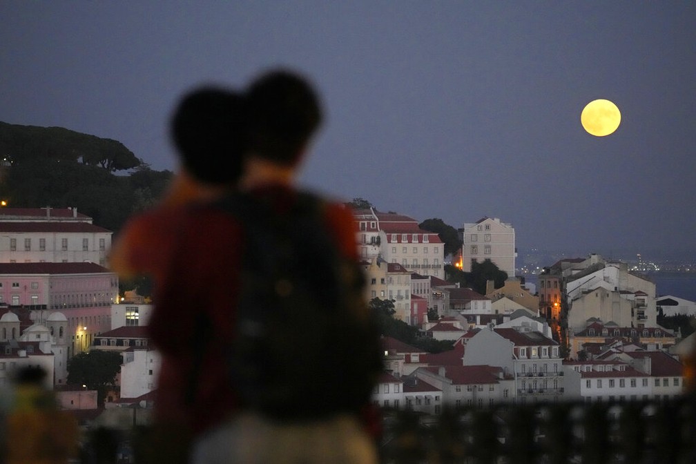 Superlua nasce no céu de Lisboa, em Portugal — Foto: AP Photo/Armando Franca