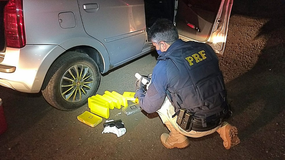 Drogas e arma foram apreendidas pela polícia — Foto: PRF/Divulgação