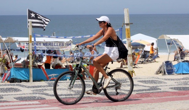 Malu Mader na orla do Leblon (Foto: J. Humberto/ Ag. News)