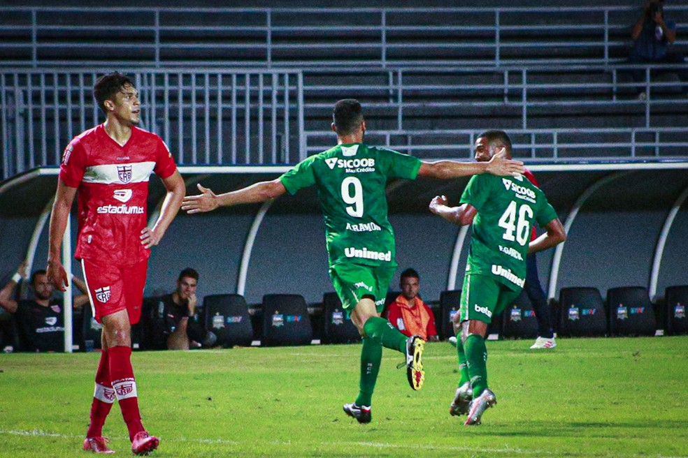 Anselmo Ramon comemora gol contra o CRB, nos tempos de Chape — Foto: Guilherme Griebler/ACF