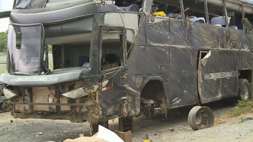Ônibus da dupla sertaneja Conrado & Aleksandro tombou na Rodovia Régis Bittencourt — Foto: Jornal Nacional
