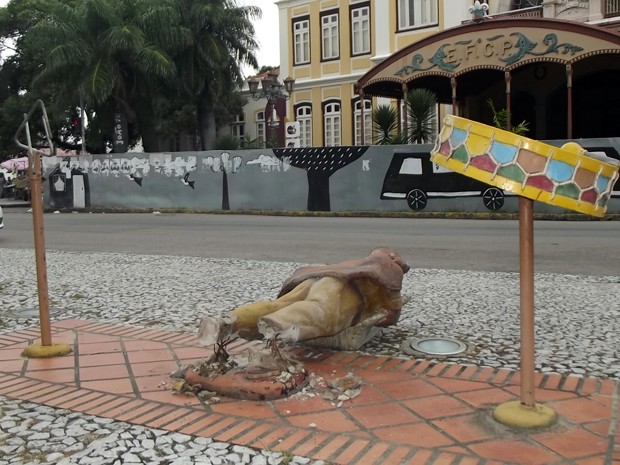 Estátua de Luiz Gonzaga foi quebrada no pé e caiu no chão (Foto: Begson Lira/TV Globo)
