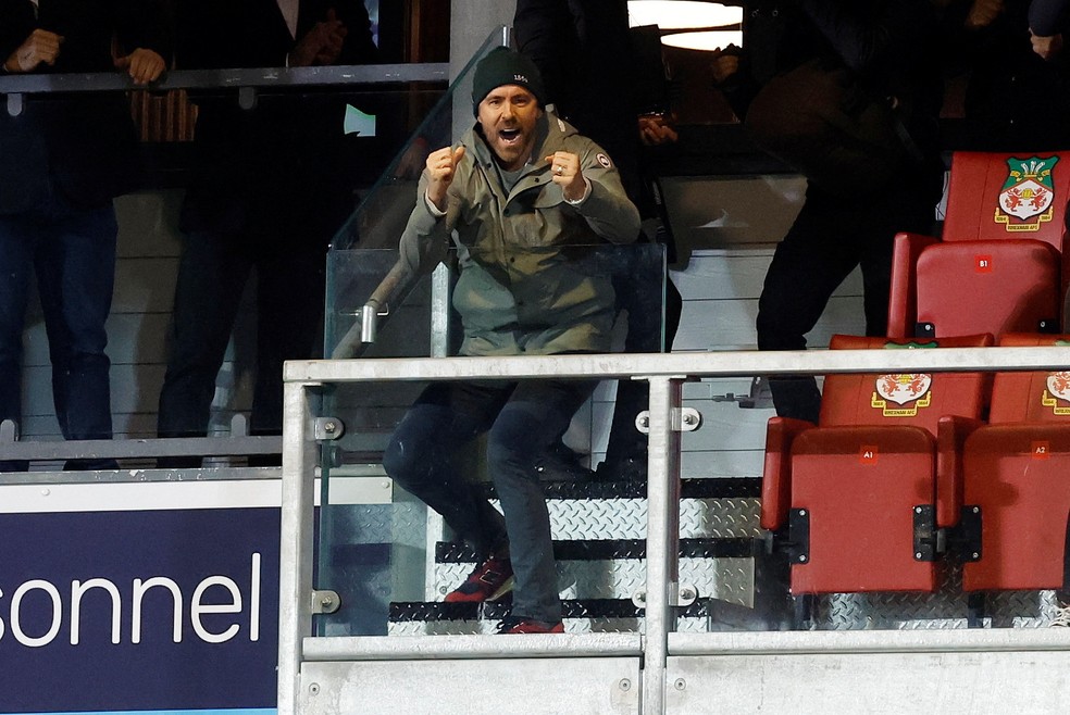 Ryan Reynolds em jogo do Wrexham contra Sheffield Wednesday na Copa da Inglaterra — Foto: Action Images via Reuters/Jason Cairnduff