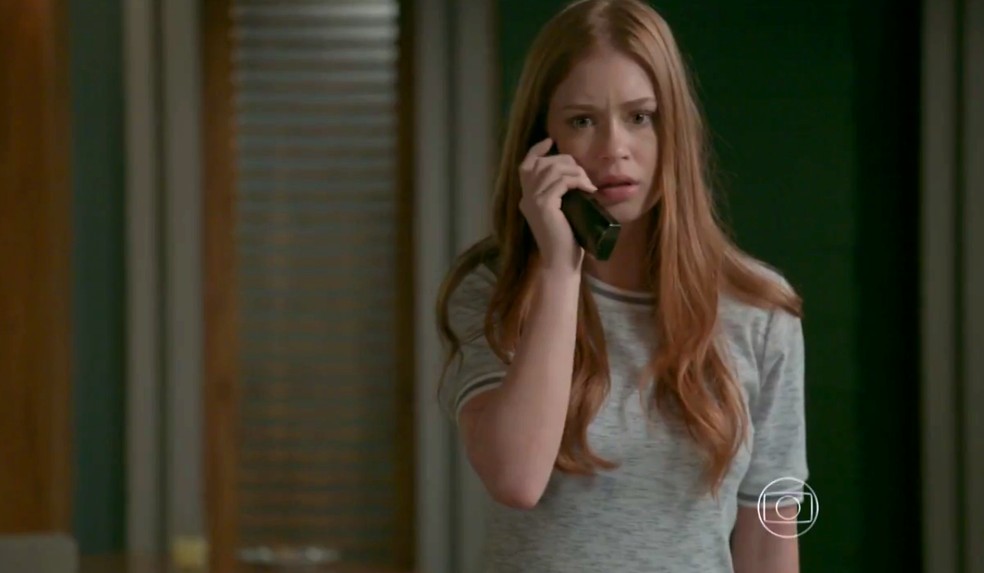 Eliza (Marina Ruy Barbosa) se desespera ao atender telefonema e escutar voz familiar, na novela 'Totalmente Demais' — Foto: Globo