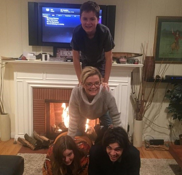 A atriz Romy Walthall com seus três filhos (Foto: Instagram)