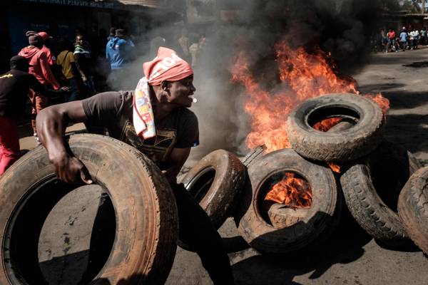 Manifestantes fazem barricada em chamas em Kibera, Nairóbi, em protesto contra crise política e econômica que assola o país