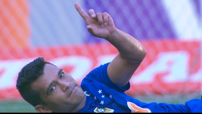 Samudio recebe falta dura, Cruzeiro informa torção e lateral vira dúvida