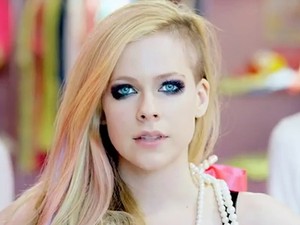 Avril Lavigne no clipe de 'Hello Kitty' (Foto: Divulgação)