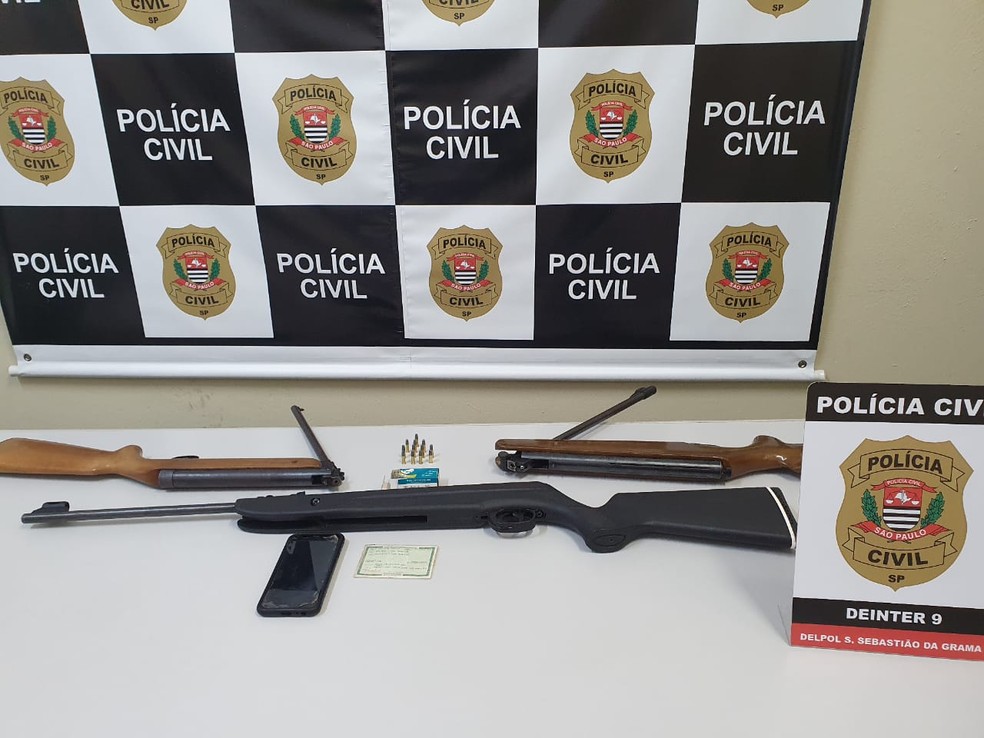 Suspeito preso em São Sebastião da Grama foi encontrado com três armas de pressão e 11 munições — Foto: Polícia Civil/São Sebastião da Grama