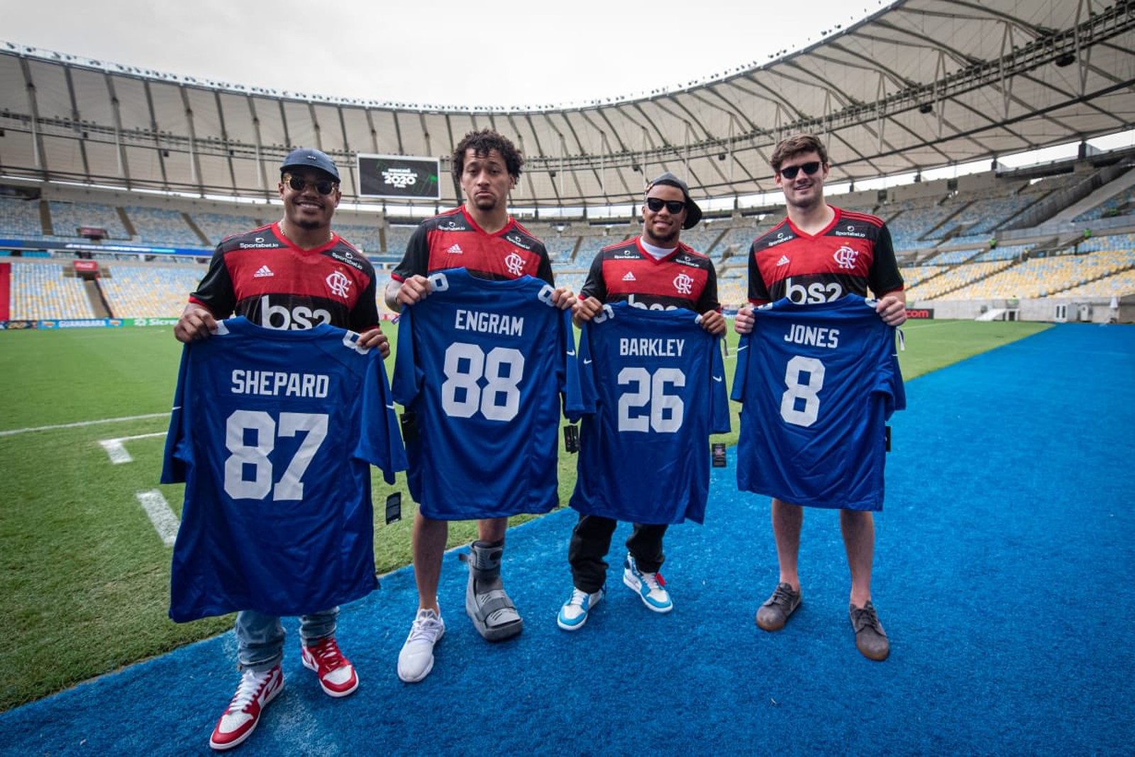 Jogadores do New York Giants visitam o Rio e acompanham a final da Taça Guanabara entre Fla e Boavista
