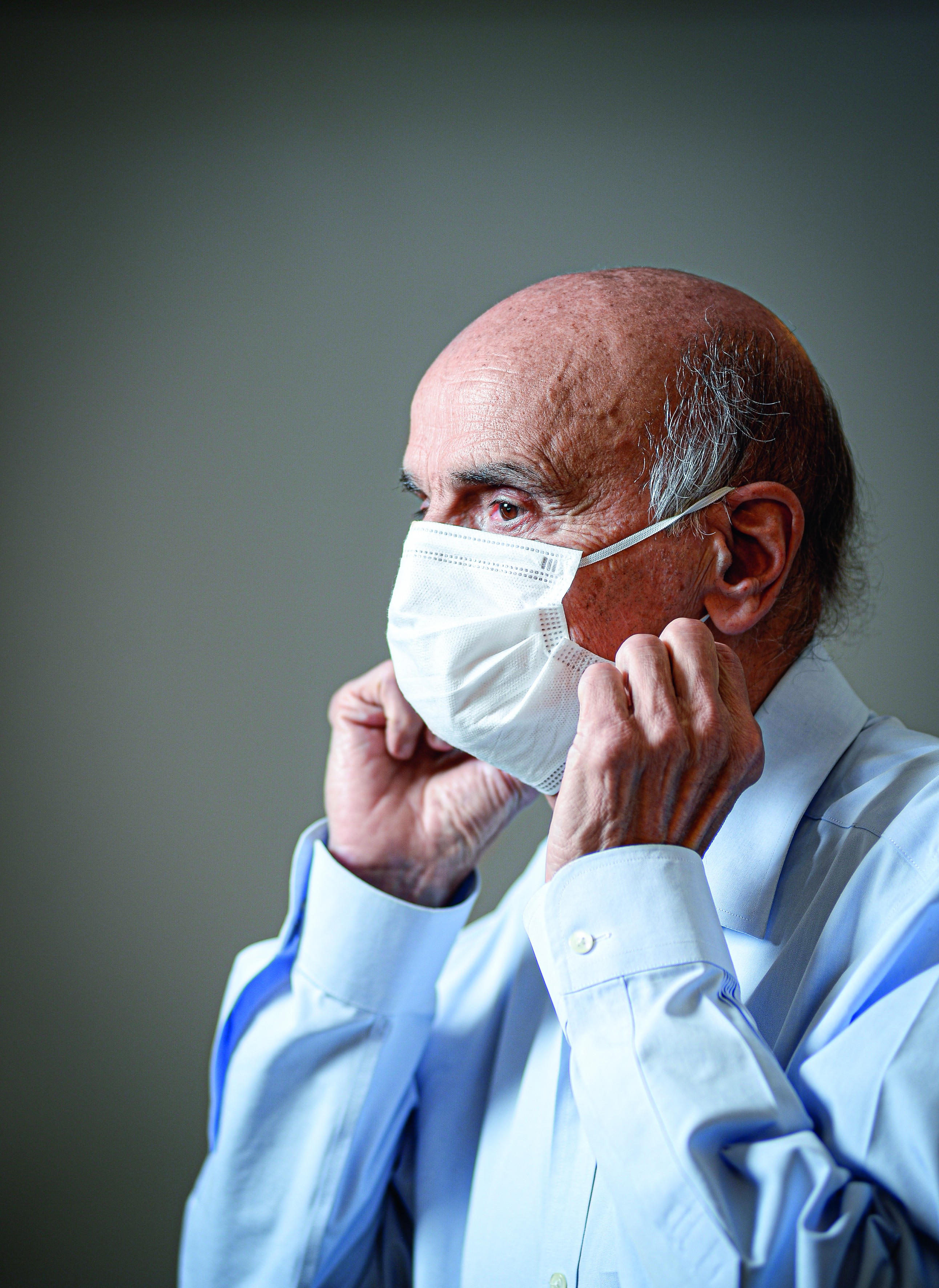 O oncologista Drauzio Varella vestindo máscara protetora contra a covid-19 (Foto: Marco Ankosqui/Ed. Globo)