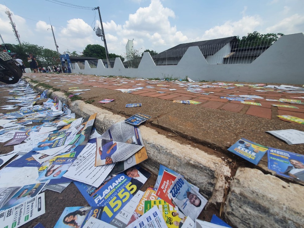 Santinhos nas ruas de Rio Branco, no Acre, no domingo de votação — Foto: Iryá Rodrigues/g1