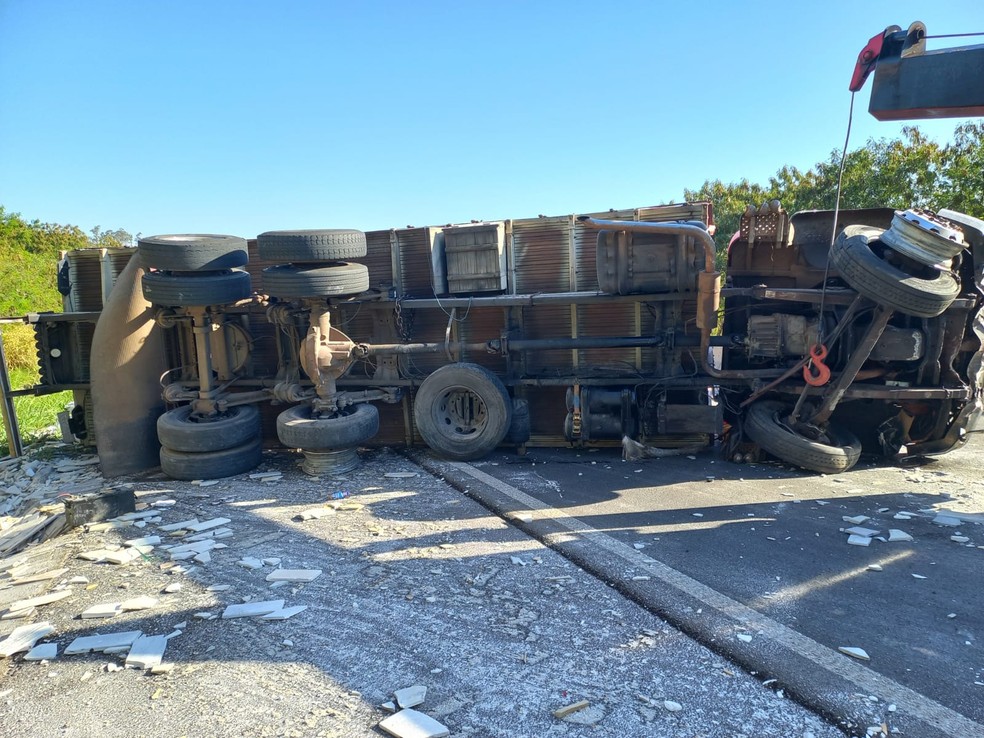 Acidente com caminhão matou motorista na Rodovia Assis Chateaubriand (SP-425), em Presidente Prudente (SP) — Foto: Betto Lopes/TV Fronteira