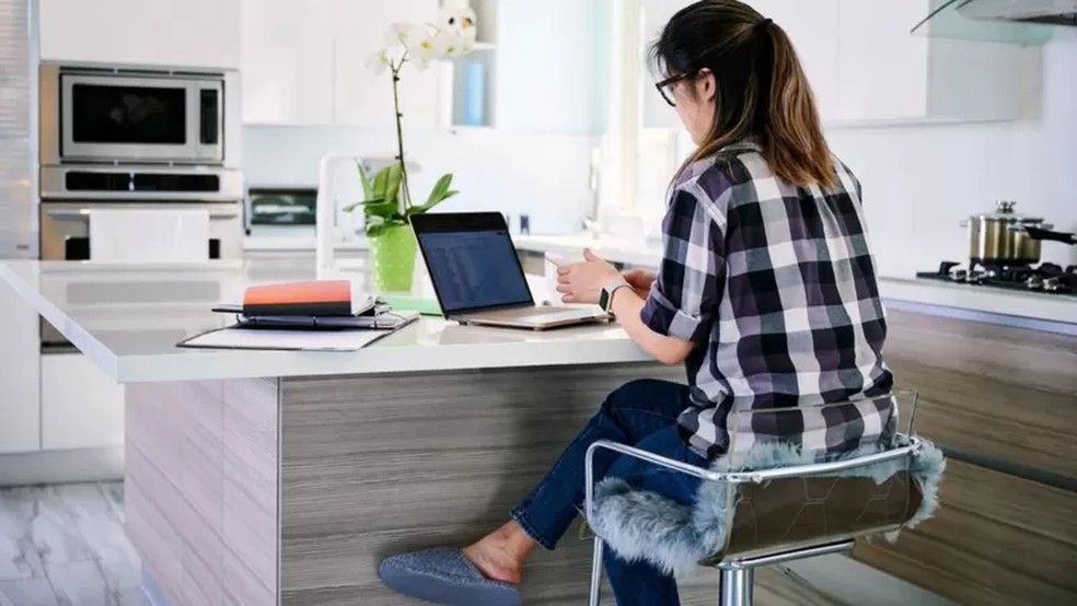 Criar um espaço que indique um dos pais está trabalhando, se for possível, pode ajudar - mesmo que não seja especificamente um escritório — Foto: Getty Images via BBC