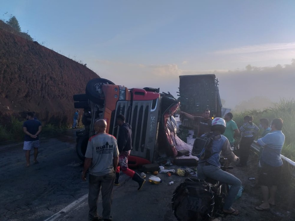 Batida entre três caminhões deixa via interditada no sul da Bahia  — Foto: Foto: Reprodução/ Redes Sociais