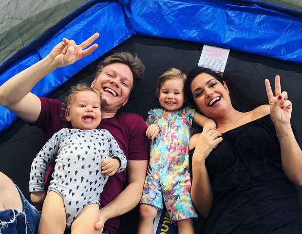 Michel Teló com a mulher Thais Fersoza e os filhos Melinda, 1 e Teodoro, 2 (Foto: Reprodução Instagram)