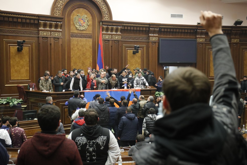 Armênios invadem o Parlamento do país na capital Yerevan em  protesto contra acordo assinado com o Azerbaijão sobre a região de Nagorno-Karabakh — Foto: Dmitri Lovetsky/AP