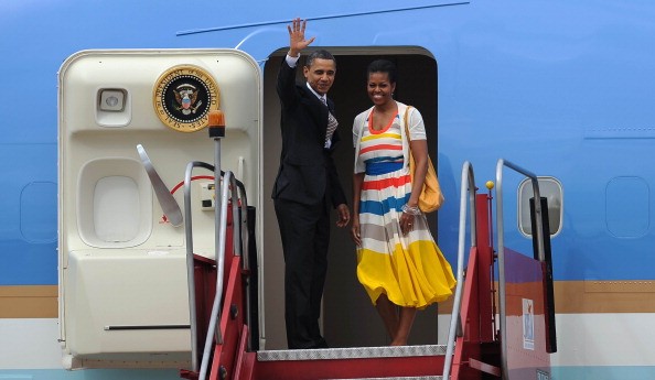 US President Barack Obama (L) and First Lady Michelle wave from Air Force One as they departure in Rio de Janeiro, Brazil, March 21, 2011 to Santiago, Chile after two days of visits in Brazil.    AFP PHOTO/VANDERLEI ALMEIDA (Photo credit should read VANDE (Foto: AFP/Getty Images)