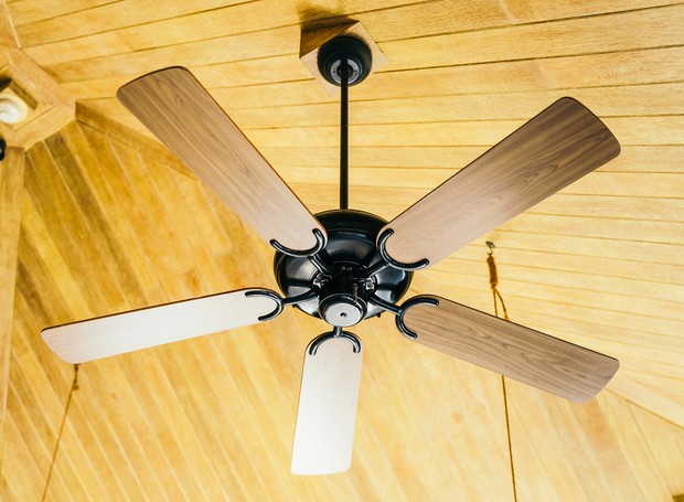 É importante checar o tamanho do ventilador de teto em relação ao ambiente em que será instalado para aumentar sua eficiência (Foto: Freepik / Lifeforstock / CreativeCommons)
