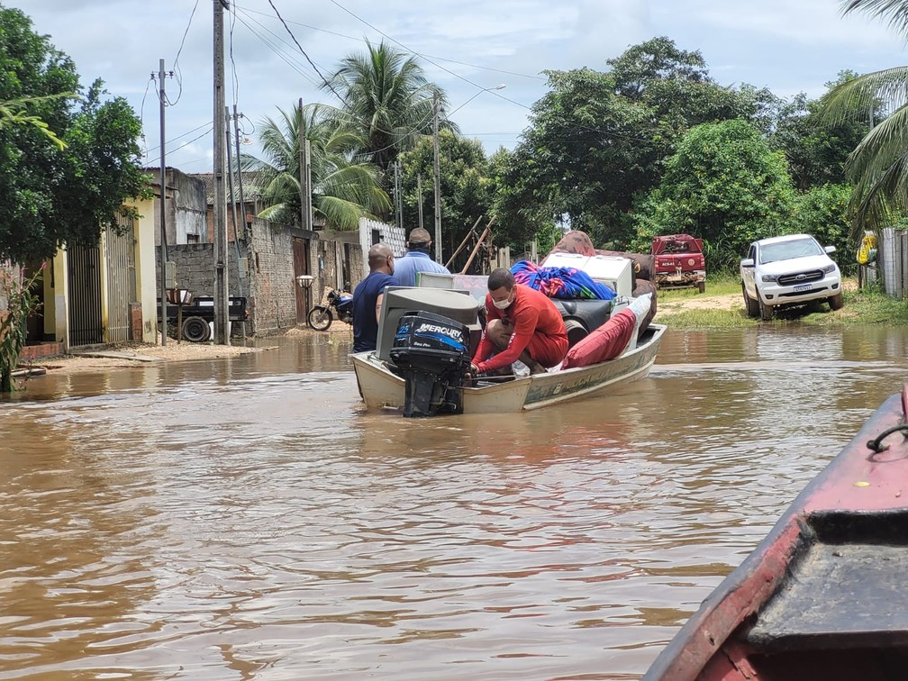 Famílias sendo retiradas de casa em Ji-Paraná por causa da cheia do rio Machado — Foto: Rauã Araújo/Rede Amazônica