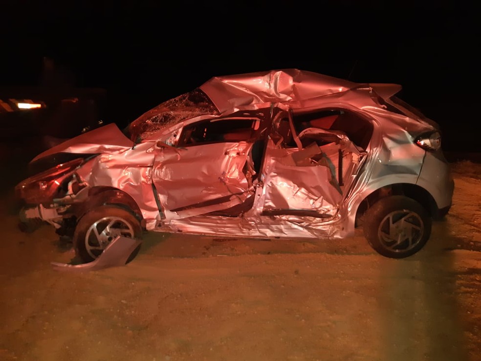Colisão entre carreta e carro deixa homem morto na BR-232, em Pesqueira — Foto: PRF/Divulgação