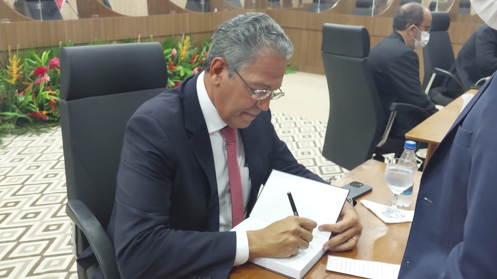 Ministro do Superior Tribunal de Justiça (STJ), Mauro Campbell, autografou exemplares do livro 'Recursos Especiais' em Manaus. — Foto: Josenias Cardoso/Rede Amazônica